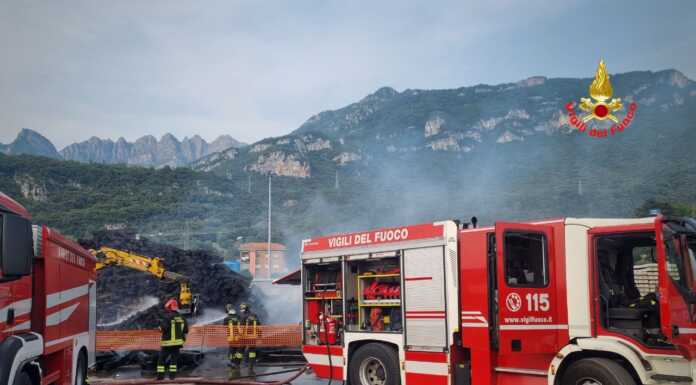 Incendio in un deposito di traversine ferroviarie in zona Bione a Lecco Vigili del fuoco incendio deposito traversine al Bione Lecco