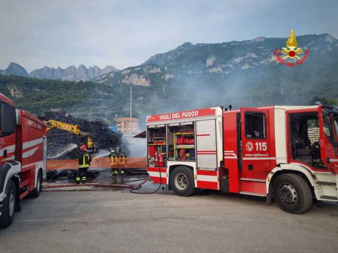 Vigili del fuoco incendio deposito traversine al Bione Lecco