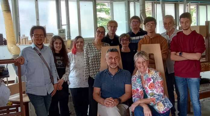 Valmadrera, Istituto Aldo Moro: gli studenti di falegnameria realizzano delle sedie speciali