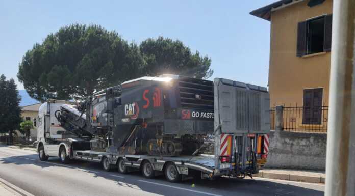 Calolzio, trasporto eccezionale incastrato lungo il tornante: bloccata la strada per Rossino