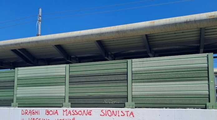 Cernusco. Scritte sul muro della stazione: “Persone che sanno poco e capiscono niente” cernusco scritte stazione