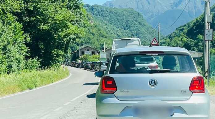 Sfalcio erba a Balisio, lunghe code per chi è diretto in Valsassina code_balisio_ballabio_20230624