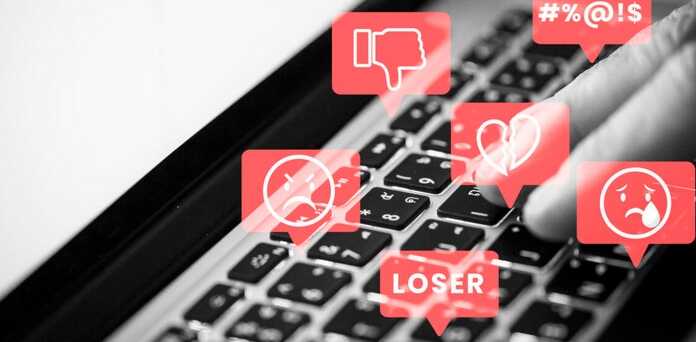 Valmadrera. Palloncini blu fuori dal Comune e dalle scuole per dire no al bullismo