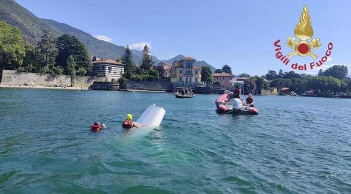 Barca a vela scuffia al largo di Dervio, intervento dei Vigili del Fuoco barca a vela scuffiata