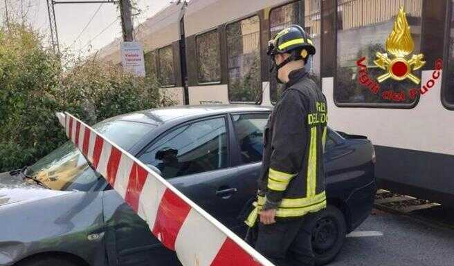 Varese, auto schiacciata sotto il passaggio a livello e urtata dal treno