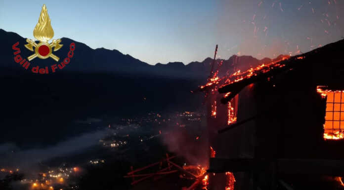 Primaluna. A fuoco un’abitazione a Cortabbio, pompieri al lavoro Incendio abitazione Cortabbio Primaluna Vigili del Fuoco