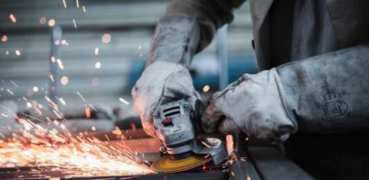 Industria lariana, indicatori stabili: tengono produzione e occupazione lavoro_industria_generica