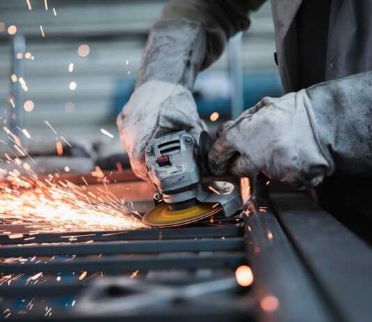 Industria lariana, indicatori stabili: tengono produzione e occupazione lavoro_industria_generica