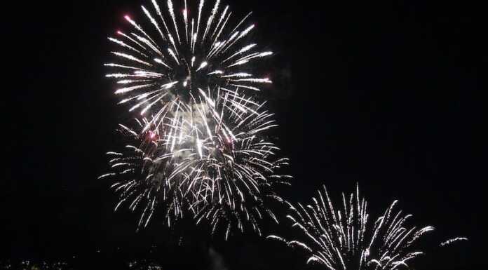 Lo spettacolo dei fuochi d’artificio chiude la Festa del Lago e della Montagna