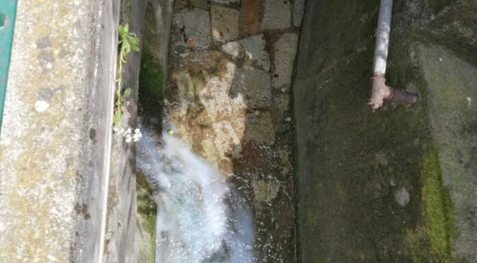 Lecco. Segnalazione di un lettore: scarico ‘sospetto’ in via Tagliamento Scarico Lecco via Tagliamento