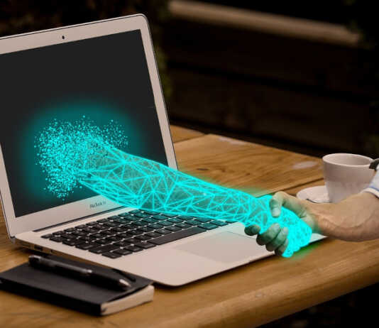 Impariamo ad utilizzare l’Intelligenza Artificiale nella vita quotidiana, incontro a Calolzio mano intelligenza artificiale robot pixabay