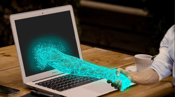 Impariamo ad utilizzare l’Intelligenza Artificiale nella vita quotidiana, incontro a Calolzio mano intelligenza artificiale robot pixabay