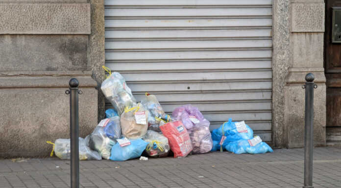 Lecco. Sacchi rossi, un lettore segnala: “Troppi rifiuti abbandonati a Pescarenico” Rifiuti abbandonati Pescarenico Lecco