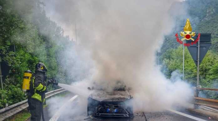 Auto in fiamme a Pescate in ingresso alla SS36, direzione Lecco Auto in fiamme Pescate Vigili del Fuoco