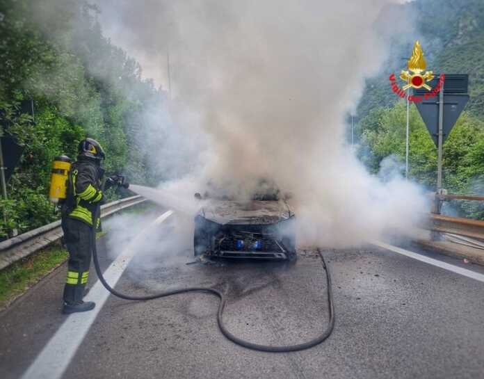 Auto in fiamme Pescate Vigili del Fuoco