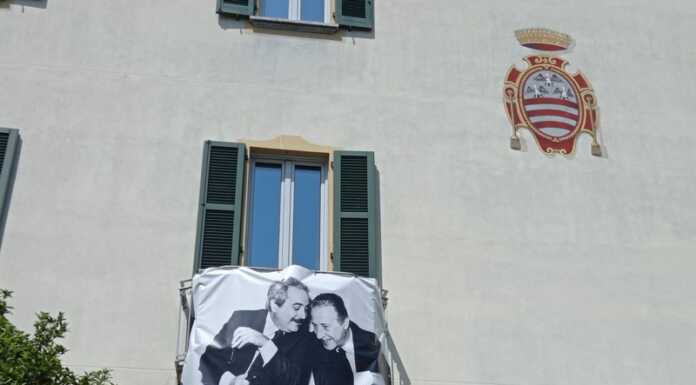 Mandello. I volti di Falcone e Borsellino sul balcone del Comune Falcone e Borsellino striscione Comune di Mandello