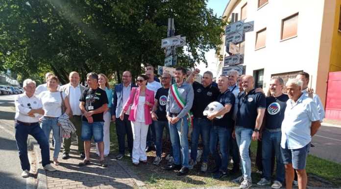 Mandello. Città dei Motori, ora più vicine: inaugurati i cartelli fuori dalla Guzzi Inaugurazione segnavia Città dei Motori Mandello