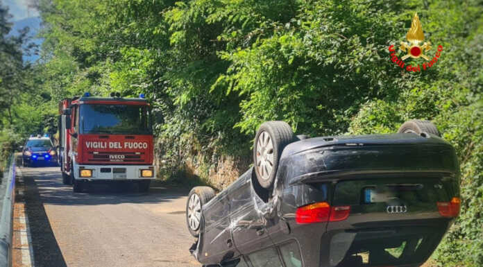Paura a Vendrogno, auto si ribalta lungo la Provinciale 66 Auto ribaltata a Vendrogno 20230730