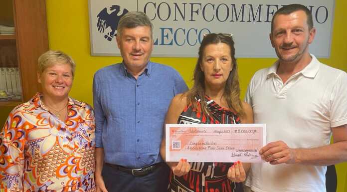 Beneficenza: Confcommercio Lecco dona 5000 euro all’Hospice “Il Nespolo Marisa Corradini (tesoriera Associazione Fabio Sassi), Daniele Lorenzet (presidente Associazione Fabio Sassi), Cristina Valsecchi (presidente Confcommercio Lecco - Zona Valle San Martino) e Luca Ronchetti (volontario Associazione Fabio Sassi)
