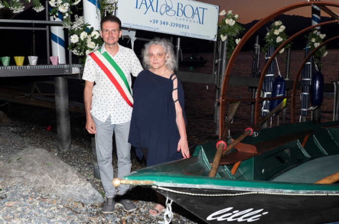 Il sindaco di Varenna saluta l'impiegata Liliana Cataffo in pensione dal 1° luglio