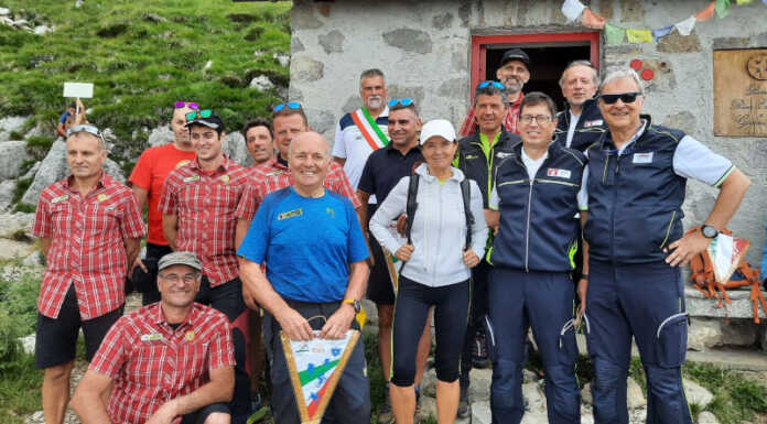 Inaugurato il defibrillatore al bivacco Riva-Girani dono dei Soci de Pastur Inaugurazione defibrillatore bivacco riva girani