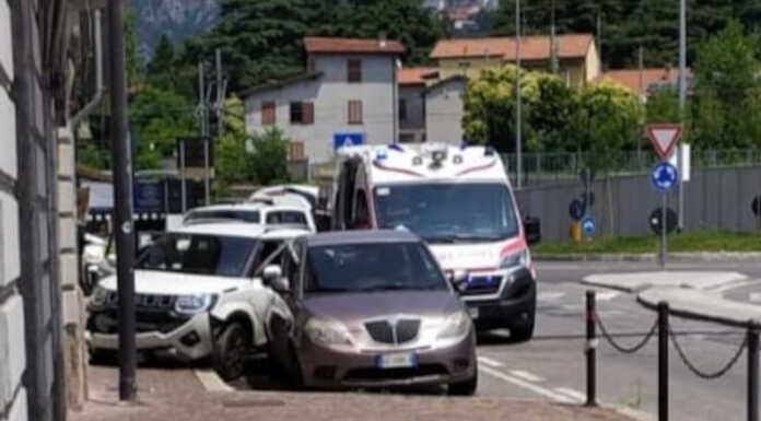 Esce di strada e va a sbattere, incidente in via Amendola a Lecco Incidente via Amendola Lecco