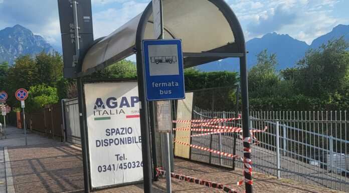 Pescate, l’auto si schianta contro la pensilina, ma il proprietario fa finta di nulla. Sanzionato