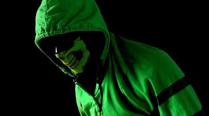 Lecco. Furto nel parcheggio dell’Esselunga, vittima una donna di 83 anni ladro