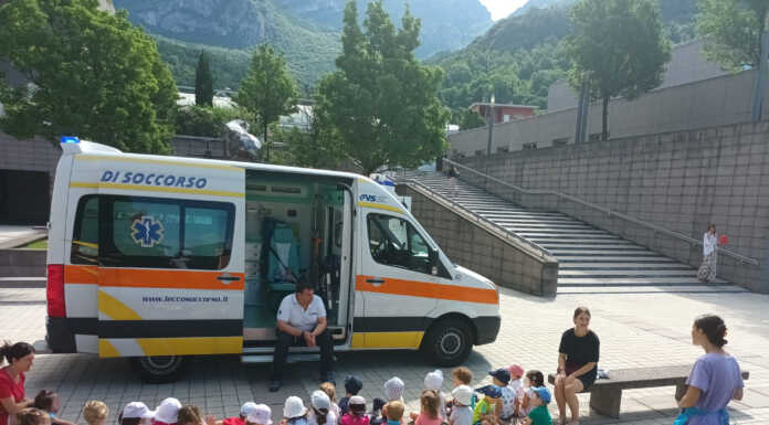Alla scoperta dell’ambulanza per 40 bambini dell’asilo Piccoli Passi Lecco Soccorso Croce San Nicoò ambulanza