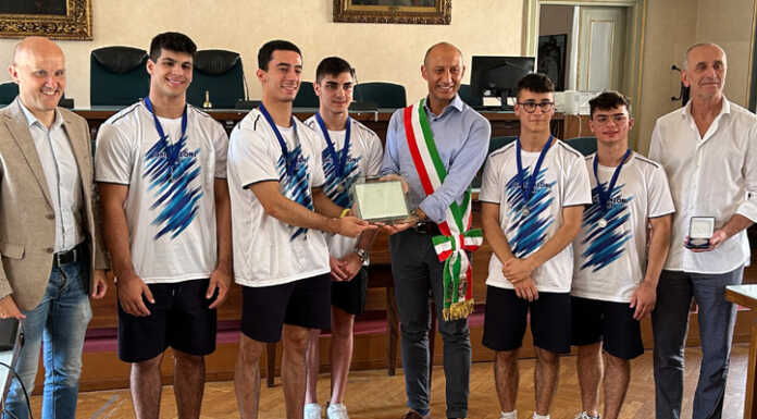 Ginnastica Artistica. La squadra maschile della Ghislanzoni-GAL premiata in Comune Lecco premiazione Ghislanzoni GAL ginnastica artistica Comune 20230707 copia