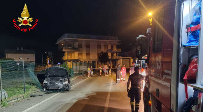 Oggiono: auto abbatte recinzione. Tre persone coinvolte