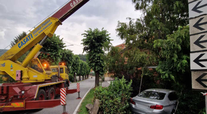 Olgiate. Auto nella scarpata: rimossa con la gru