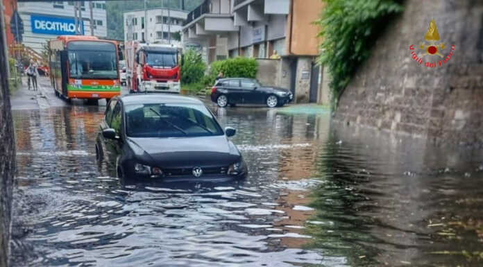 Violento temporale sul lecchese, strade allagate, VVF al lavoro allagamento auto bloccata Lecco