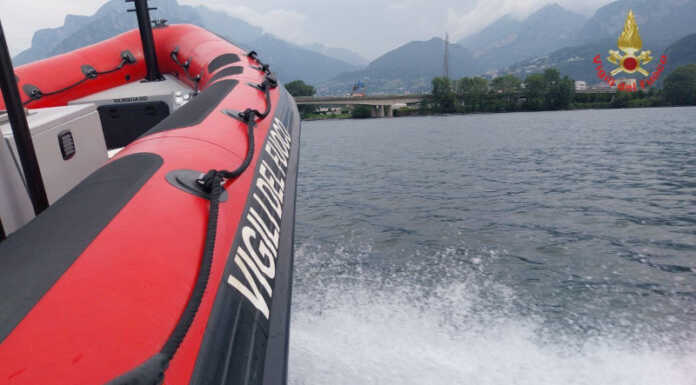 Colico. Imbarcazione alla deriva, Vigili del Fuoco cercano persona scomparsa Imbarcazione Vigili del Fuoco foto repertorio
