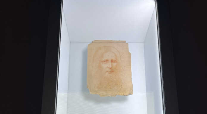 Il ‘Cristo di Lecco’ torna in città: in Confcommercio esposto l’ologramma Cristo di Lecco ologramma Confcommercio Lecco