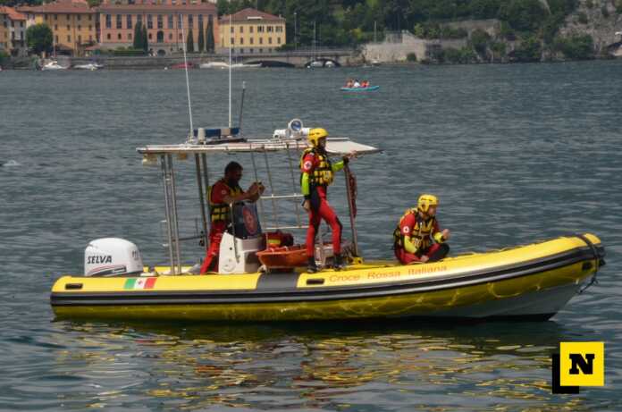 croce rossa gommone barca