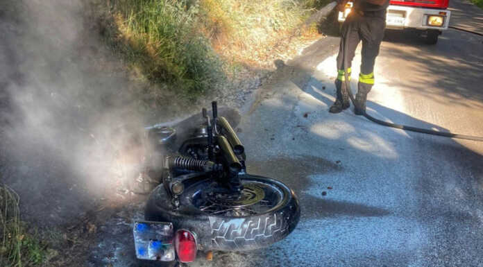 Moto va a fuoco al Giumello, intervengono i pompieri Incendio moto Giumello Vigili del Fuoco