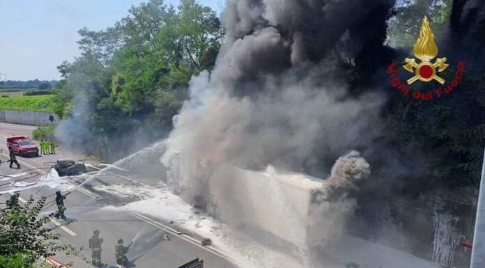 Frontale tra auto e tir nella bergamasca, morto un automobilista incidente brusaporto