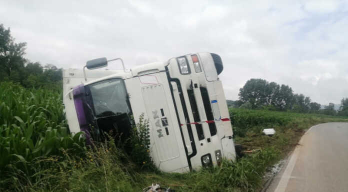 Lomagna. Incidente nella notte: camion si ribalta al confine con Usmate Lomagna camion ribaltato incidente