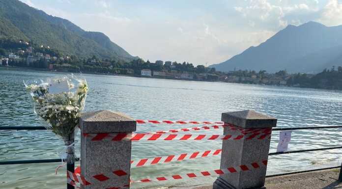 Morto nel lago, fiori bianchi sul luogo della tragedia: “Ti piangiamo come figlio di questa città” omaggio morto annegato lungolago