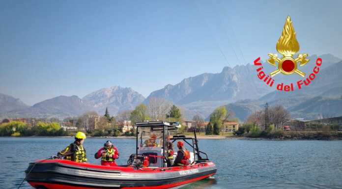 Garlate, barca in avaria nel lago. Le operazioni della squadra nautica dei vigili del fuoco