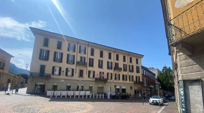 Piazza Diaz, a Lecco commercianti esasperati da violenza e degrado: “Abbiamo paura” piazza diaz