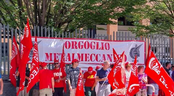 Metalmeccanici in sciopero, presidio dei sindacati davanti alla Prefettura sciopero sindacati metalmeccanici