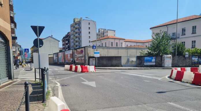 Auto in contromano alla rotonda di via Marco d’Oggiono: segnaletica da perfezionare