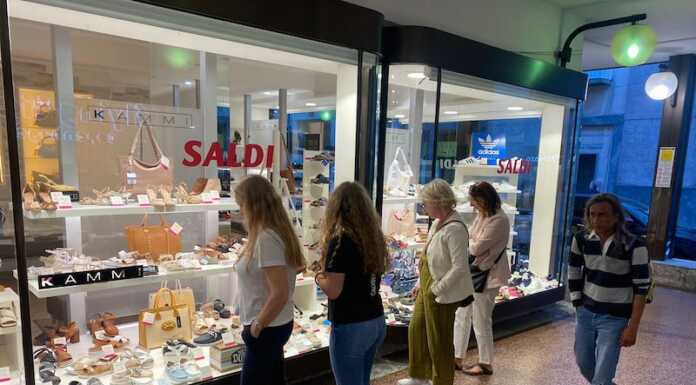 Shopping di sera, secondo giovedì di negozi aperti a Lecco shopping di sera