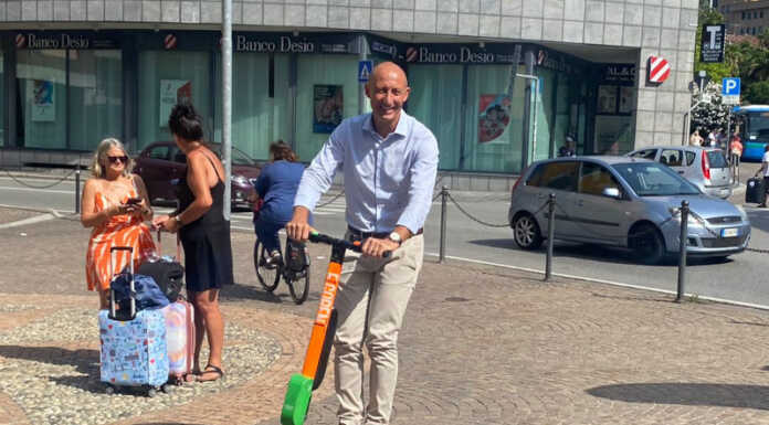 Monopattini in città, inaugurato a Lecco il nuovo servizio di sharing mobility Monopattino sindaco di Lecco Mauro Gattinoni