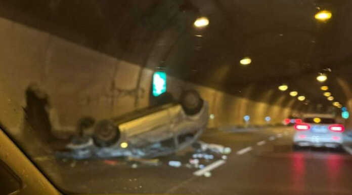 Colico. Auto si ribalta sulla SS36 all’altezza dell’uscita Piona Auto ribaltata ss36 Piona