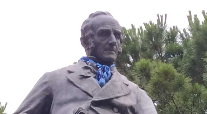 Calcio Lecco, sale l’attesa: domani è il “B-Day” Statua Manzoni