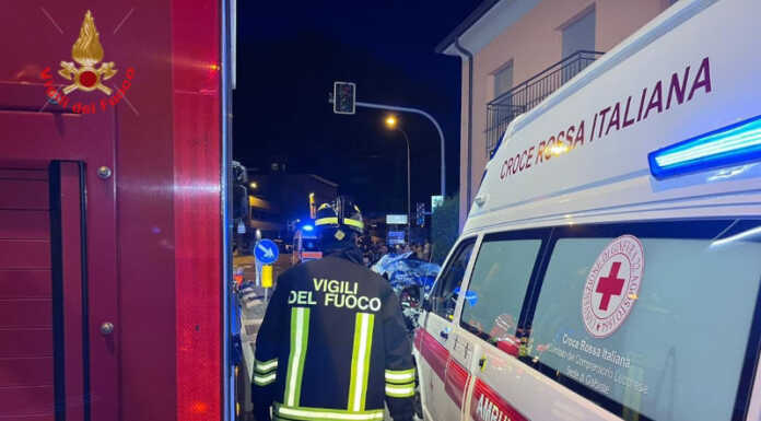 Vercurago. Violento schianto nella notte, gravi quattro giovani Schianto auto Vercurago Vigili del Fuoco