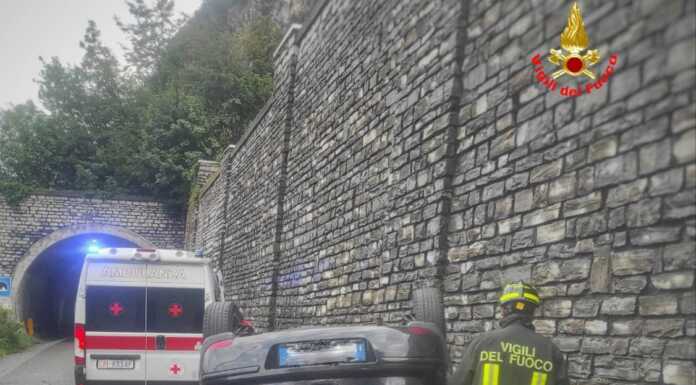 Abbadia, auto si ribalta in SS36: l’intervento dei vigili del fuoco